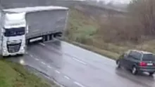 Momentul în care o mașină este strivită de un TIR scăpat de sub control, în localitatea Drăgușeni! Șoferul mașinii și pasagerul au murit PE LOC