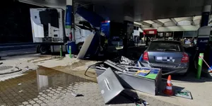 Risc de explozie pe Valea Oltului. Un TIR a spulberat o pompă a benzinăriei OMV, zona a fost evacuată pe 200 de metri