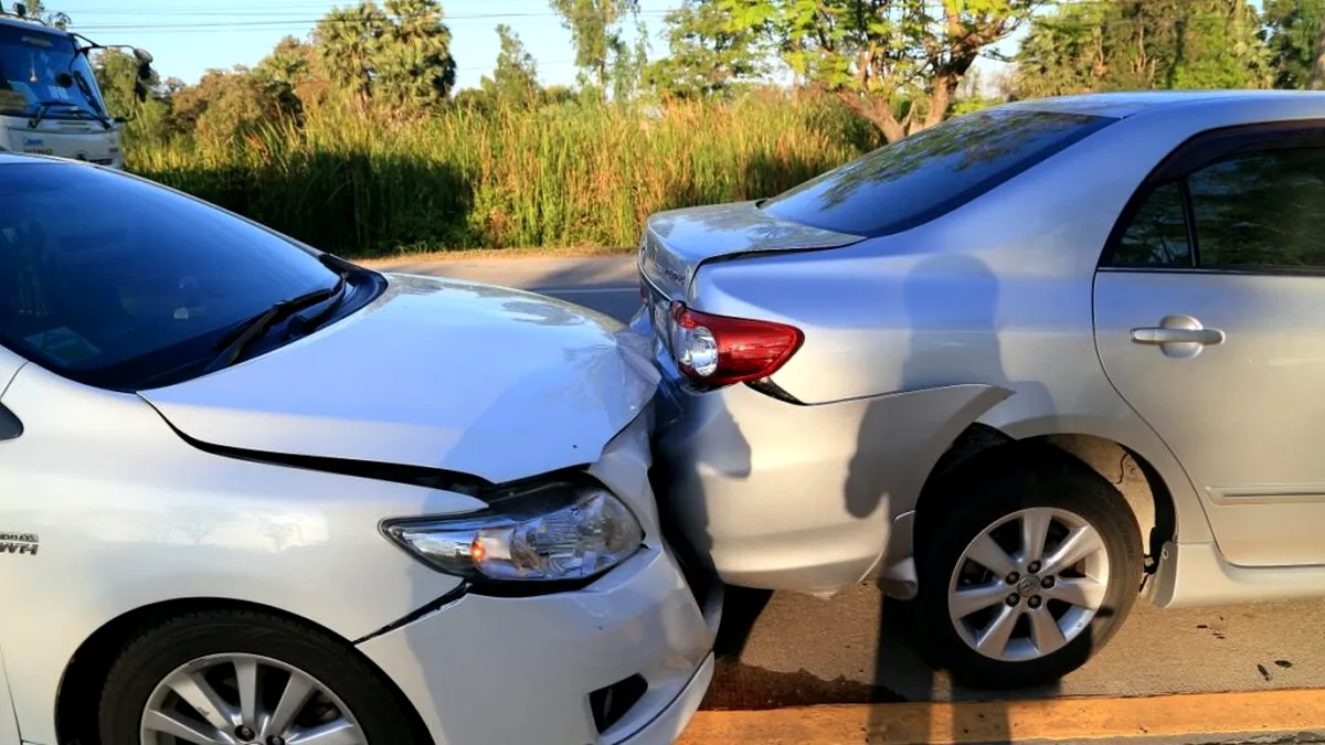 Ce faci dacă ai lovit o mașină în parcare iar celălalt șofer nu este acolo - VIDEO