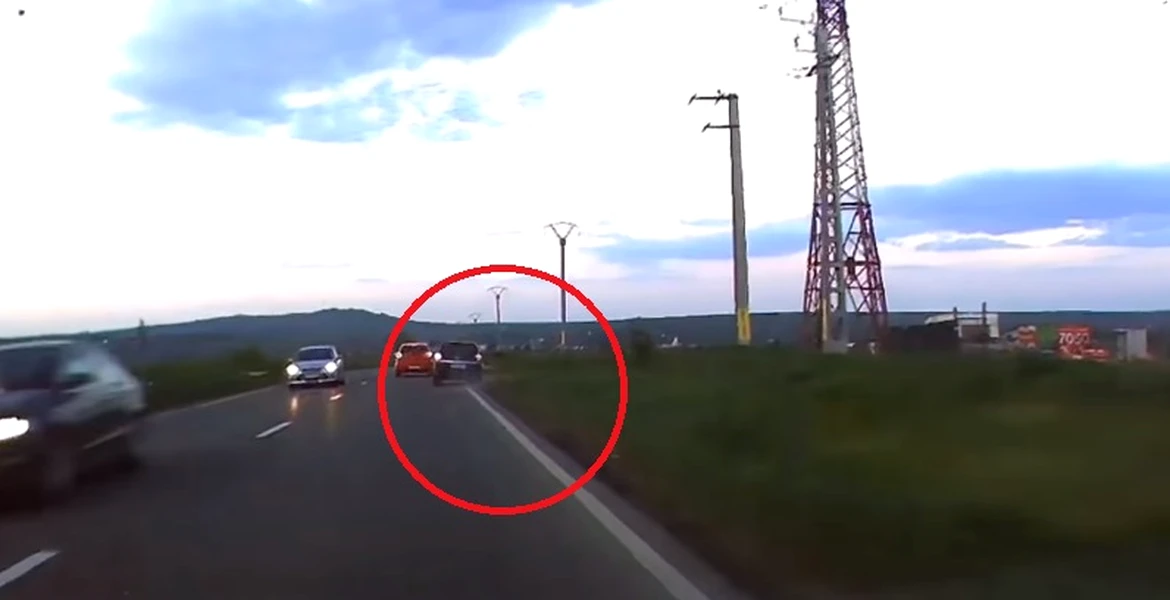 VIDEO – Accident evitat la limită. Şoferul iese de pe carosabil după o manevră periculoasă – VIDEO