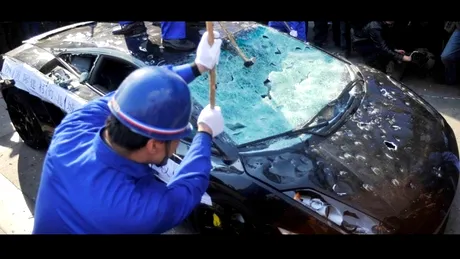 INEDIT: chinez nemulţumit îşi distruge maşina Lamborghini
