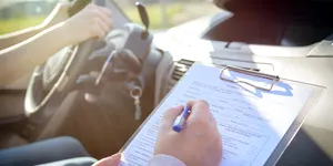 Un elev de la o școală de șoferi din Giurgiu a fost prins băut la volan, în timpul orei de practică. Sancțiunea primită de instructor