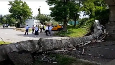 O bucată de câteva tone a unui pod aflat la ieşirea din Buzău s-a prăbuşit - VIDEO