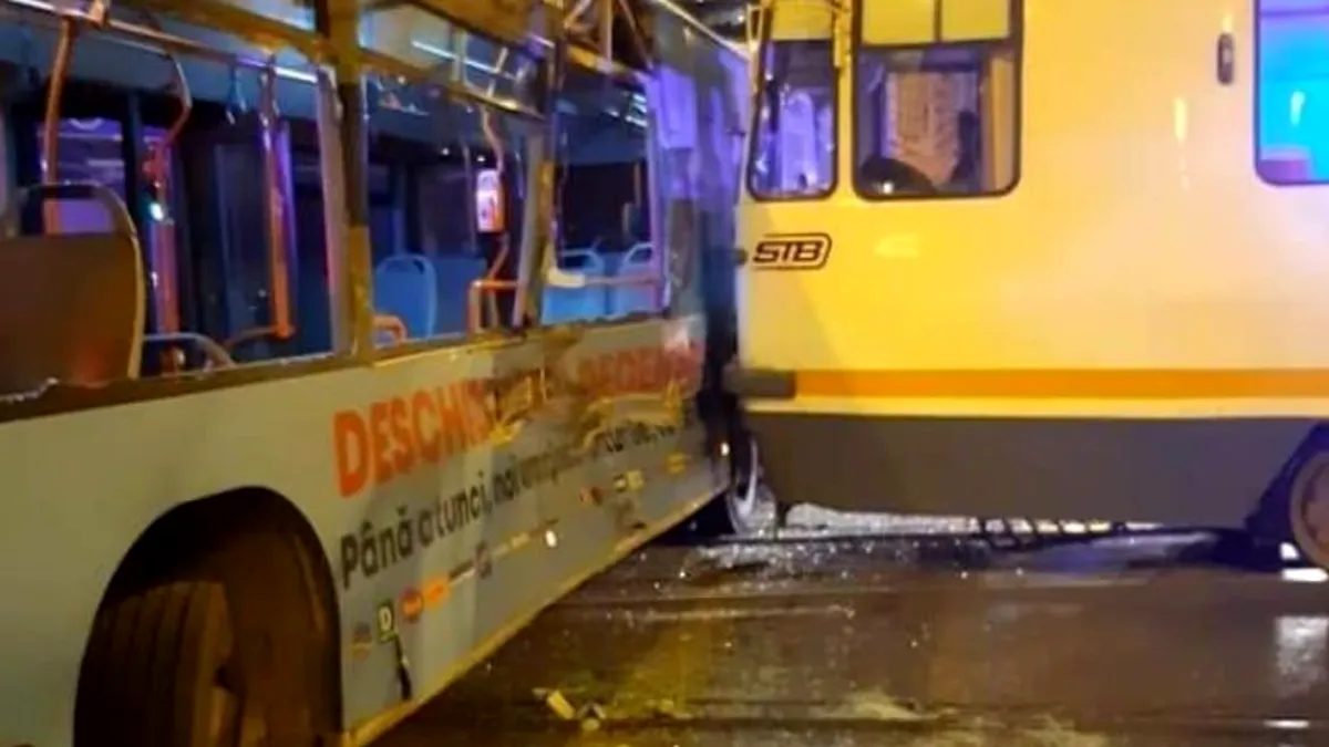 Un tramvai a lovit în plin un autobuz. Accidentul a avut loc în București - FOTO