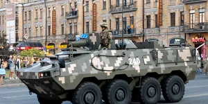 Bulgaria oprește sprijinul militar pentru Ucraina: printre ajutoarele livrate se numără motorină și transportoare blindate de trupe