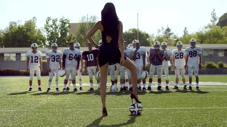 KIA şi Adriana Lima îi învaţă fotbal pe americani. 3 X VIDEO