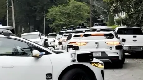 Video / Taxiurile autonome au început să se învârtă în cerc pe străzile din SUA. Locuitorii acuză haos creat de mașinile Waymo