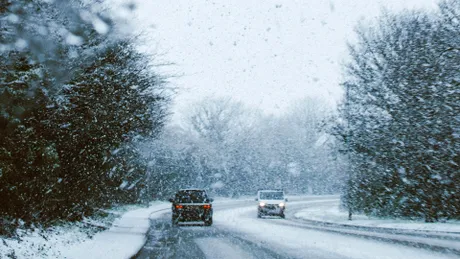 Probleme pe mai multe șosele din România din cauza viscolului și a lucrărilor de reparații