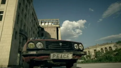 Bătrâna Dacia 1310 şi Aro M461, în clipul celor de la Depeche Mode - VIDEO