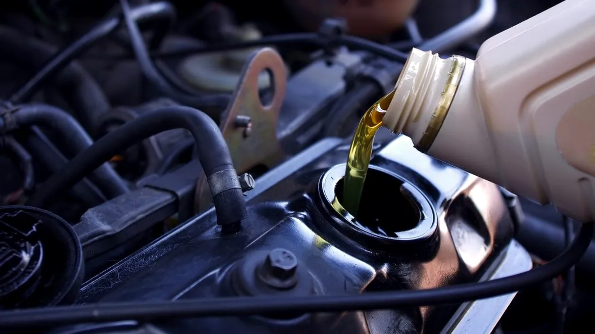 Ce se poate întâmpla dacă pui prea mult ulei în motor