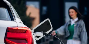 Un nou electrolit pentru bateriile solid-state își păstrează peste 84% din capacitate după 350 de cicluri de încărcare