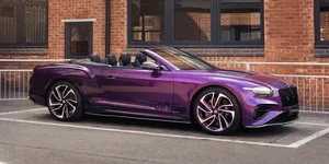 <span class='prepend'>Foto |</span> Bentley aniversează 80 de ani la fabrica din Crewe cu un Continental GTC unicat. Culoare specială și broderie unică la interior