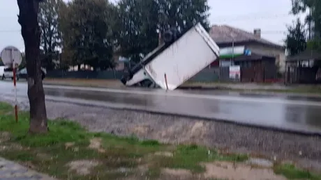 Un camion de 3.5 tone a ajuns cu roțile în sus după un accident în Botoșani - VIDEO