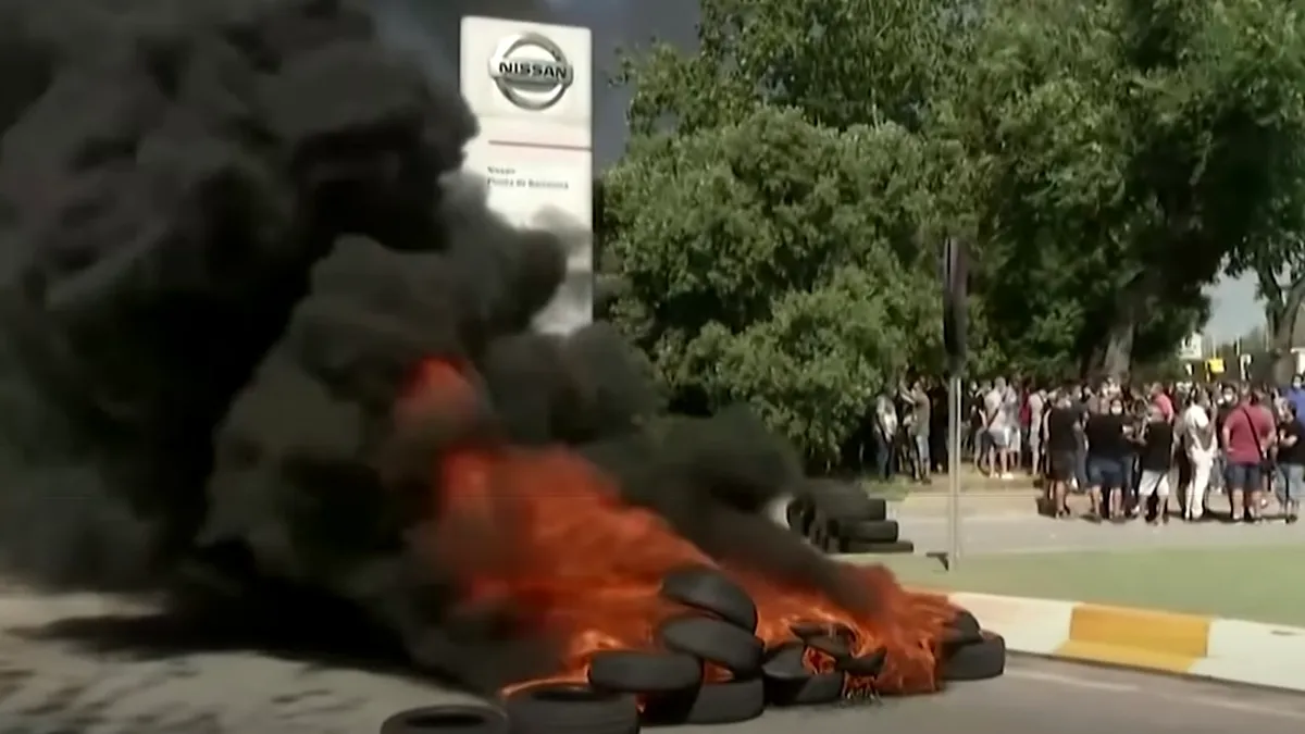 Revoltă la Nissan. Angajații dați afară au ars cauciucuri în fața uzinei