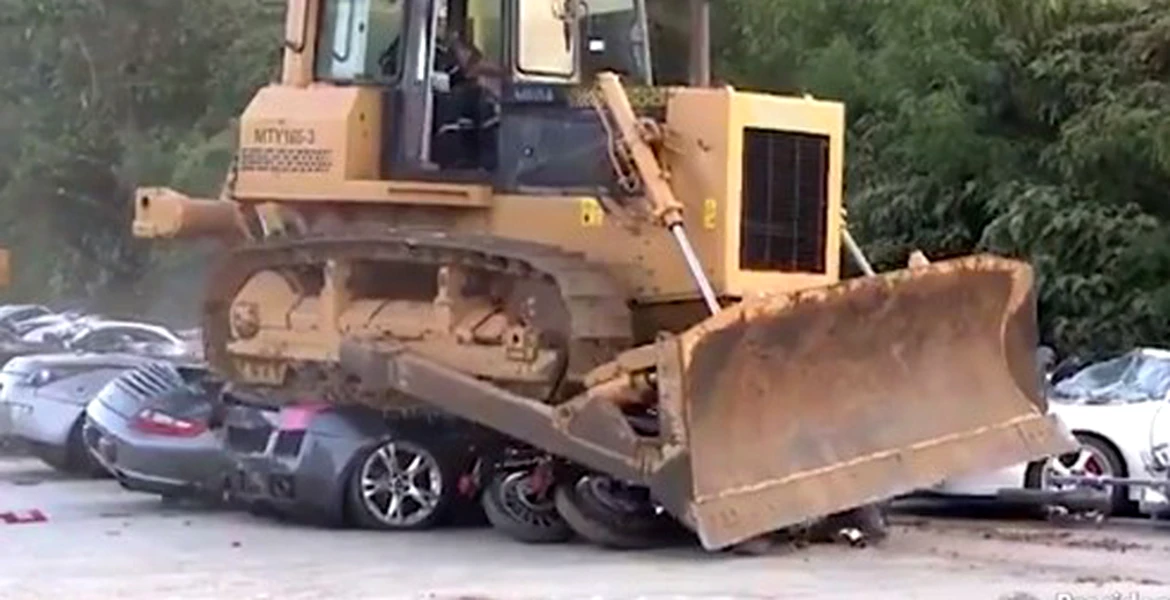 60 de vehicule de lux şi motociclete, distruse cu buldozerul de autorităţi – VIDEO