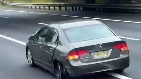 O șoferiță a fost filmată pe autostradă în timp ce rula pe jantă