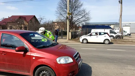 Situații hilare la controlul polițiștilor: Oamenii își plimbă peștii ca să iasă din casă