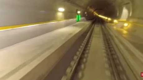 La staţia următoare, peronul e pe partea dreaptă. Film interactiv în cel mai lung tunel din lume. 
