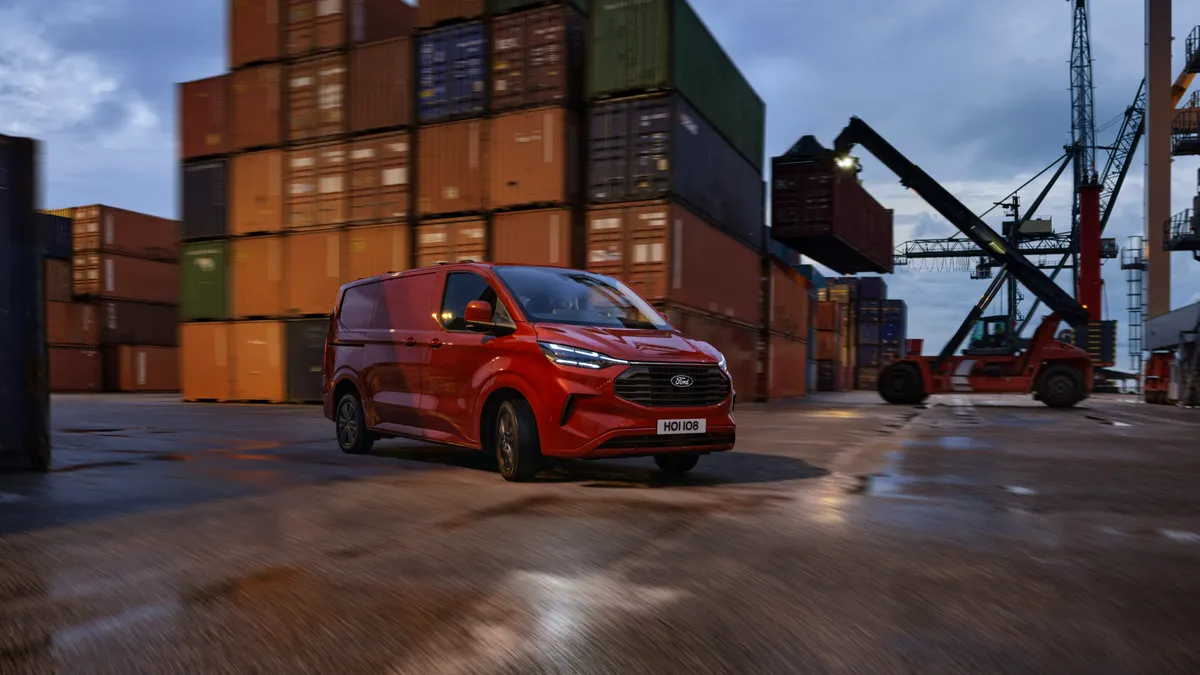 Ford a prezentat noua generație Transit Custom. Utilitara beneficiază de o caroserie unică în segment