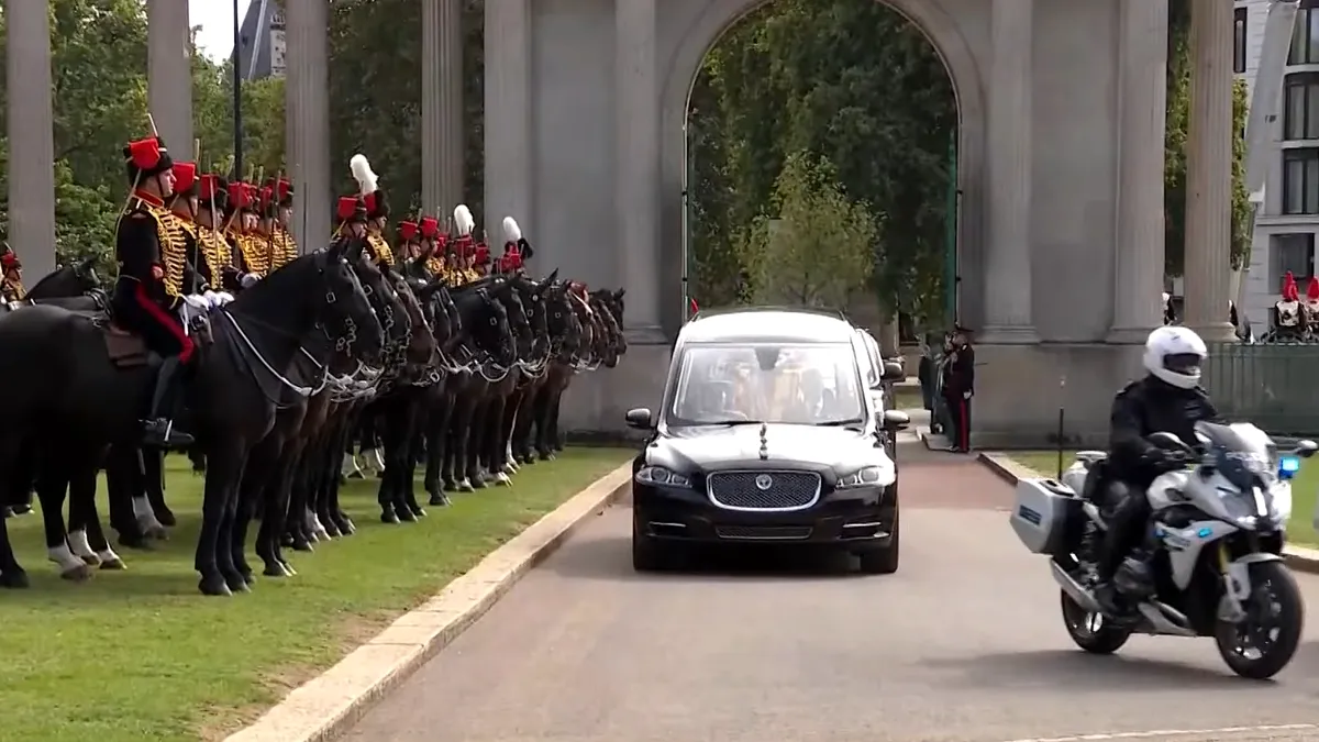 Mașina funerară cu care a fost transportată pe ultimul drum Regina Elisabeta a II-a