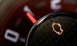 Cât poți merge cu mașina după ce s-a aprins „check engine”? Ce probleme semnalează acest martor