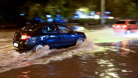 Ce faci dacă a intrat apă în mașină? Pașii esențiali pentru a evita daune majore