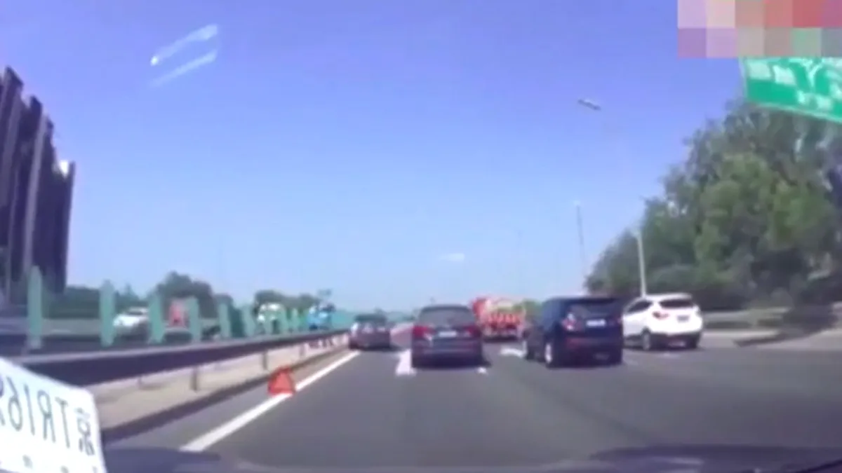 Sistemul Autopilot al Tesla, dă din nou rateruri în trafic - VIDEO