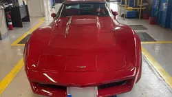 Chevrolet Corvette, fabricat în urmă cu aproape o jumătate de secol, fotografiat la RAR Iași