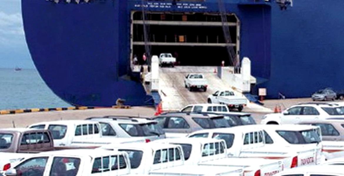 Toyota stochează maşinile în vapoare
