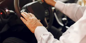 Un bărbat care conduce mașini de peste 70 de ani le-a spus polițiștilor britanici: „N-am avut niciodată permis de conducere”