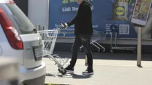 Milionarul și-a făcut cumpărăturile la LIDL. I-a lăsat mască pe angajați: cu ce și-a umplut căruciorul