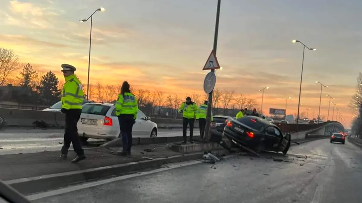 Accident la Podul Otopeni. Un vitezoman s-a ”cățărat” cu mașina pe un scuar - VIDEO