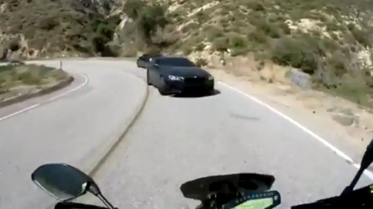 Video șocant - Momentul în care un motociclist este lovit în plin de o mașină