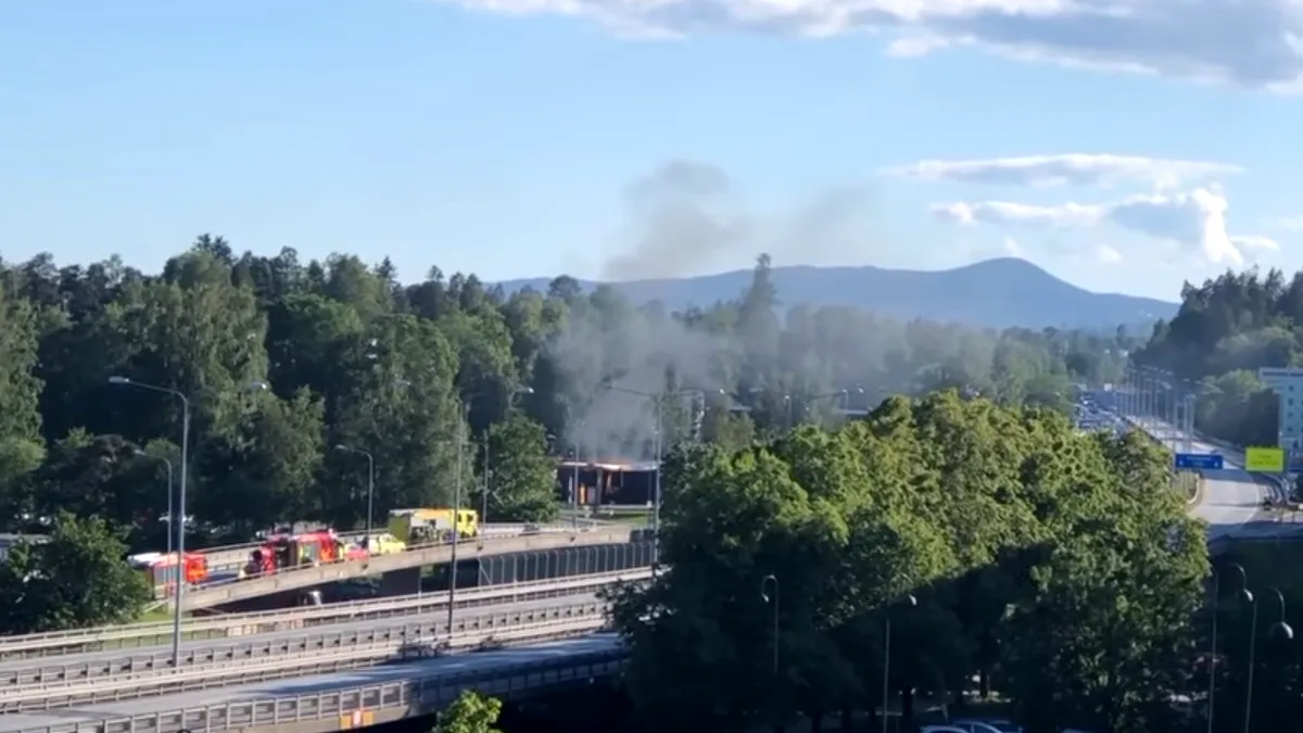 VIDEO - O staţie de alimentare a maşinilor cu hidrogen a explodat. Unda de şoc a declanşat airbag-urile din maşinilor din zonă