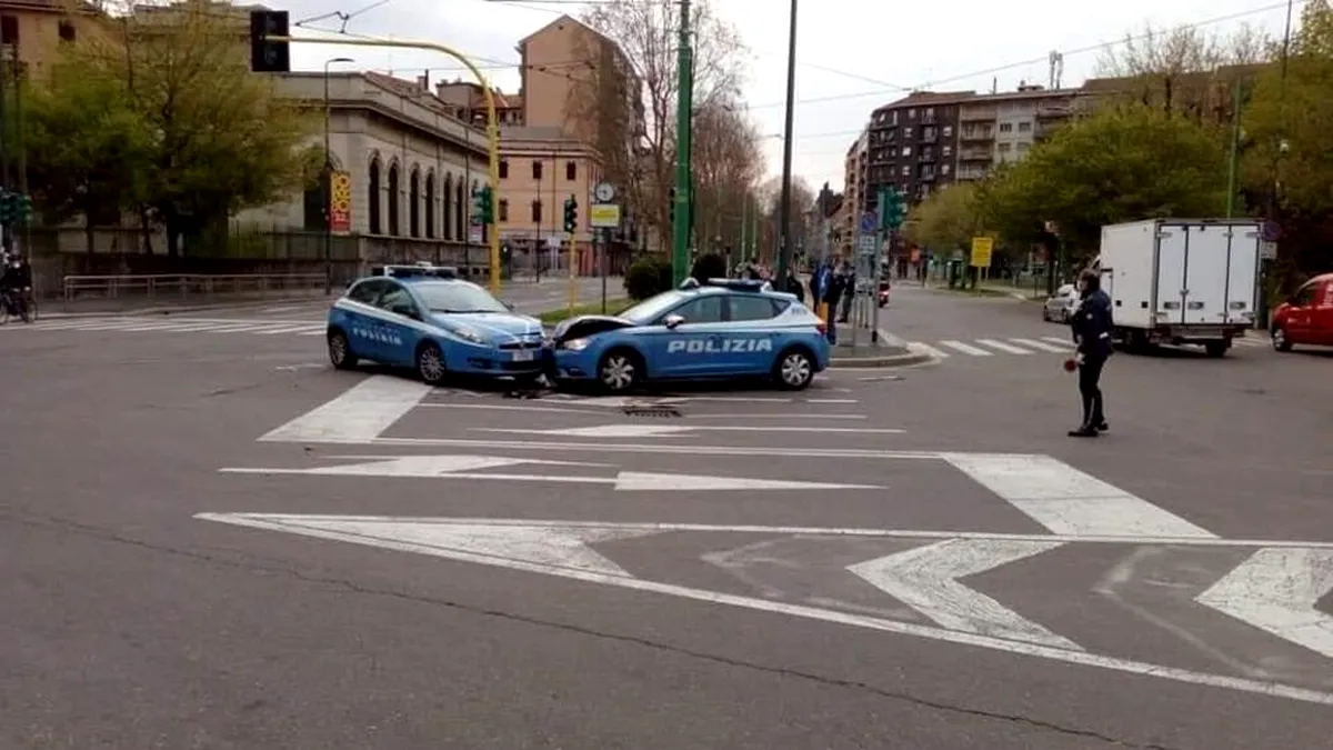 În plină carantină generală, în orașul pustiu, s-au ciocnit două mașini de poliție