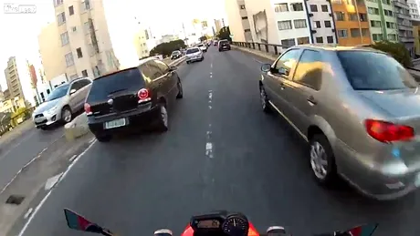 Cel mai nesimţit motociclist din Brazilia. VIDEO