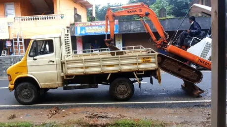 VIDEO: Cum urci un excavator într-un camion, din 3 mişcări