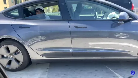 Un tânăr a fost filmat în timp ce conduce mașina de pe bancheta din spate - VIDEO