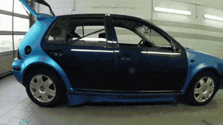 Un Volkswagen Golf se „îmbracă” singur în folie. Sau cum să-ţi faci reclamă inteligent. VIDEO
