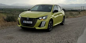 Review Peugeot 208 Hybrid în România. Ce face mai bine decât Renault Clio și unde pierde