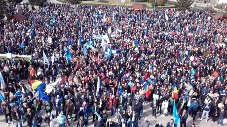 VIDEO - 8.000 de oameni participă la mitingul organizat de Sindicatul Autoturisme Dacia
