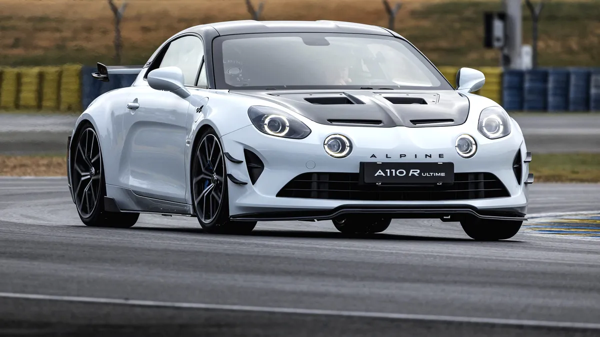 Următoarea generație de Alpine A110 va avea trei stiluri de caroserie. Ce tip de propulsie va adopta modelul francez?