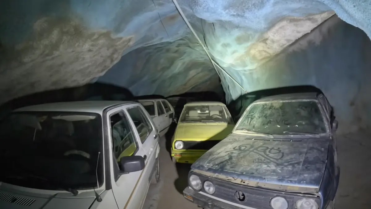 Peste 50 de mașini au fost găsite abandonate într-o peșteră. Modele clasice Volkswagen uitate de timp - VIDEO