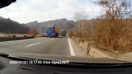 Video: Cum se moare pe Valea Oltului. Șofer de camion, angajat într-o depășire criminală