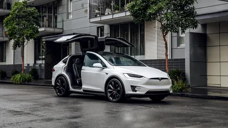 Tesla Model X se dezmembrează în mers. Un șofer a rămas fără o bucată din acoperiș