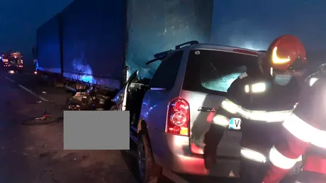 Accident grav în Galați. O mașină a lovit un TIR oprit pe dreapta