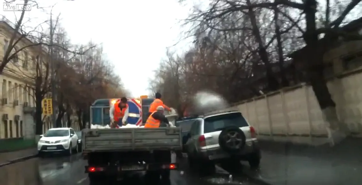 Cum se dă cu sare pe drum în Ucraina. VIDEO