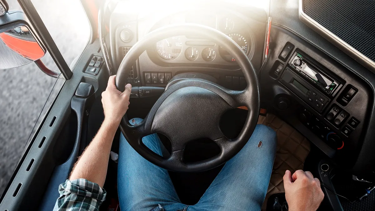 La ce vârstă poți obține permis pentru camion și autobuz. Cât costă școala de șoferi pentru categoria C și D