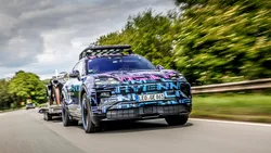 Porsche publică noi imagini cu viitorul Cayenne electric. SUV-ul a fost condus de o legendă a televiziunii – VIDEO