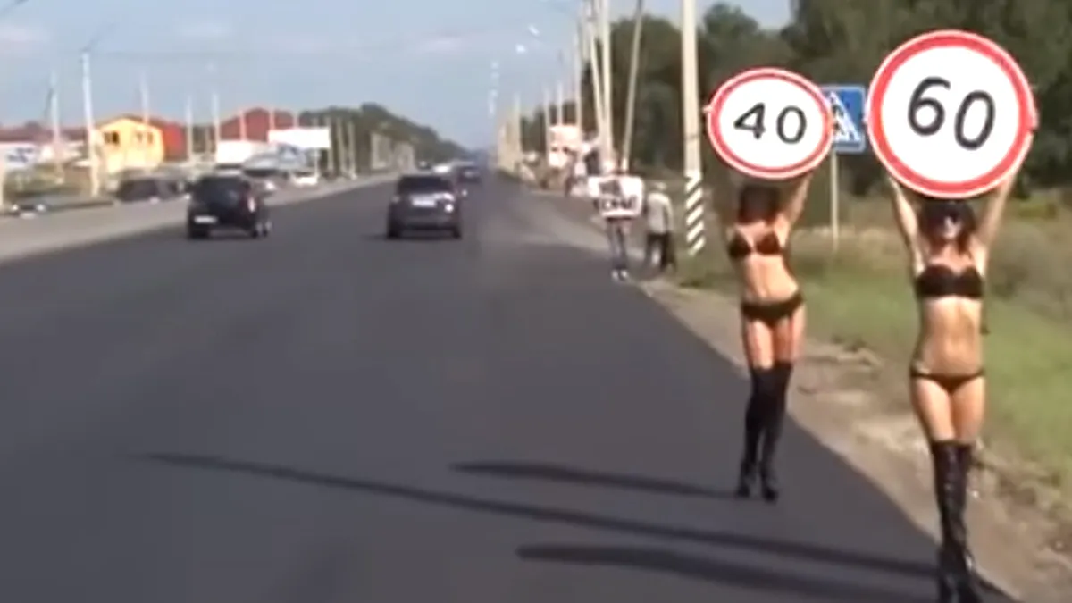 Campanie inedită: Domnişoare topless în loc de indicatoare -  FOTO VIDEO